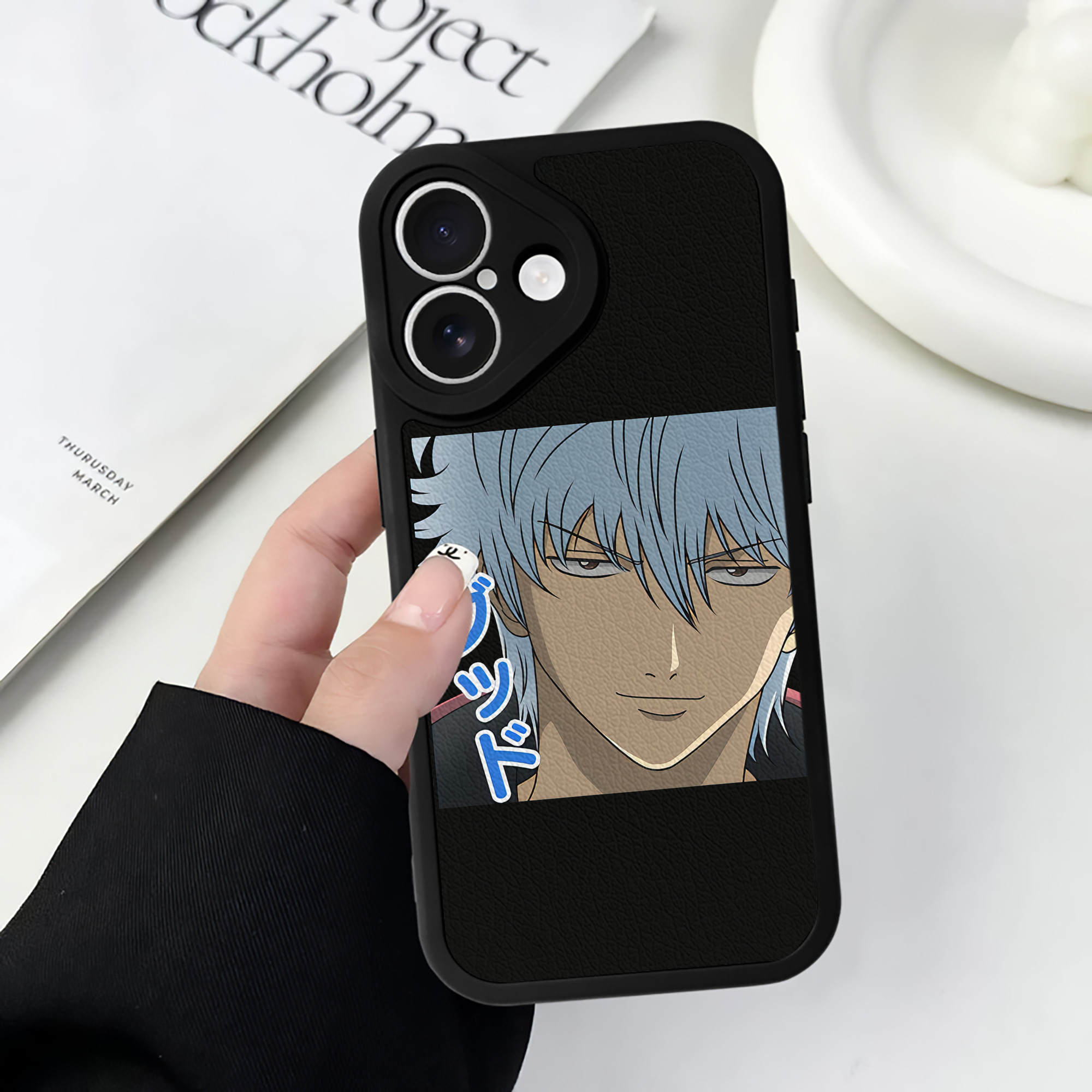 （画像用） ぎんたま 坂田銀時（さかたぎんとき） 神楽 志村新八（しむら しんぱち） GINTAMA Sakata Gintoki Kagura Shimura Shinpachi 【iPhone 16シリーズ対応】シリコンスマホケース（レザー調） 材質：シリコン